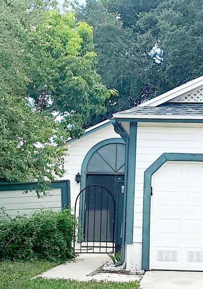 Building Photo - Well kept 3/2 with garage in Seminole county Apopka