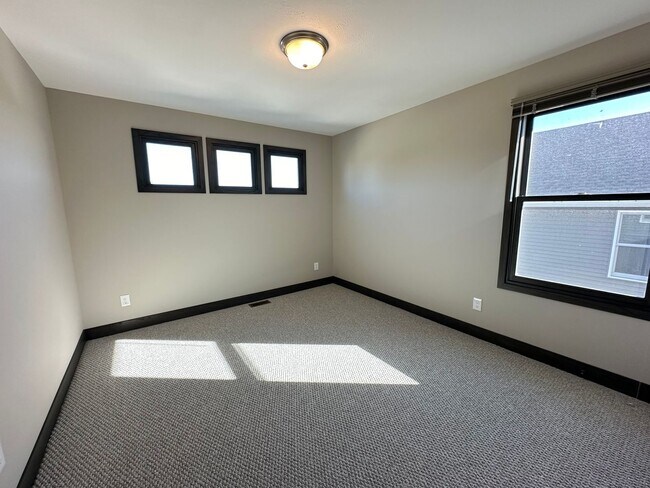 Building Photo - Newer Build - Four Bedroom Duplex in Caledonia!