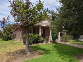 Building Photo - 370 Spring Dr