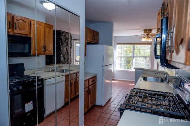 Building Photo - 2162 Ash Ct