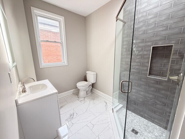 Building Photo - Huge 4 Bed and 2.5 Bath Home!