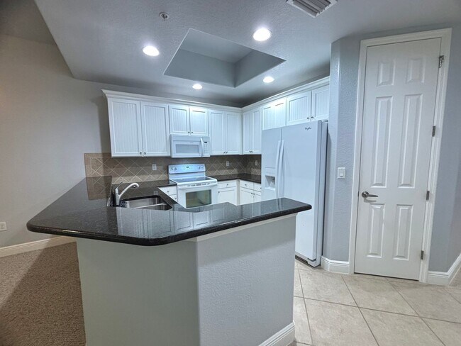 Building Photo - Spacious 3 Bed, 2 Bath Condo with 1 Car Ga...