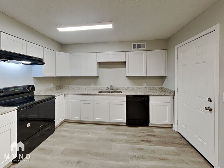 Building Photo - 4645 Sandy Park Dr