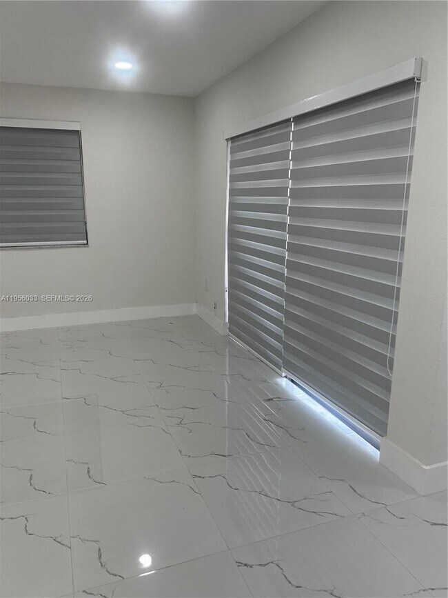 Building Photo - 9402 SW 77th Ave