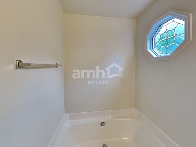 Building Photo - 302 Alexis Dr