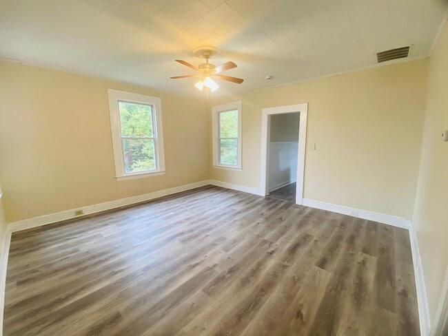 Building Photo - 7 Maple St