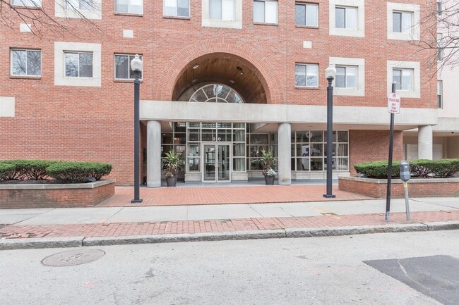 Building Photo - 20 Webster St