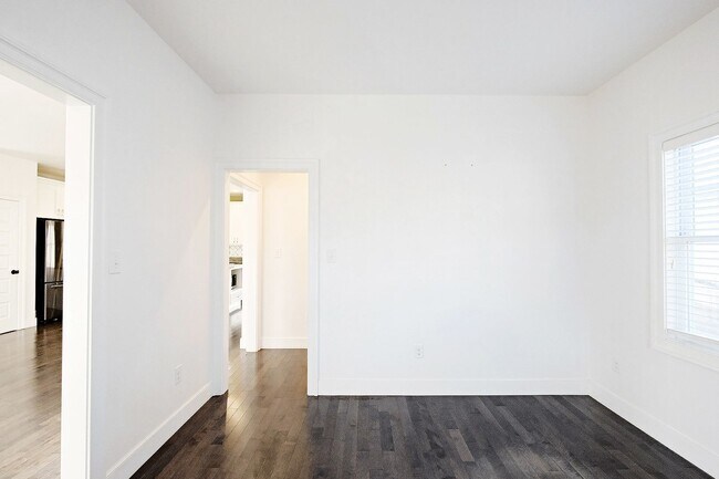 Building Photo - Pet-Friendly Belmont Home With Fenced Yard