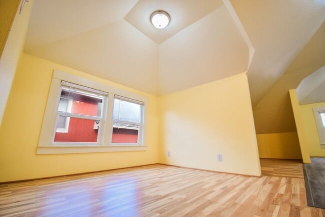 Building Photo - Spacious 4BD/2BA Two-Story Home w/ Fenced Yard & Huge Basement! Pets OK!