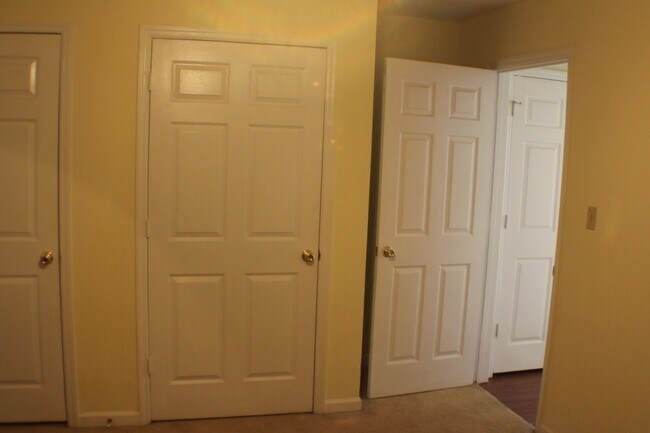 Building Photo - 2 Bedroom Apartments/Townhomes in Five Poi...