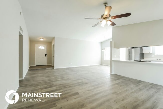 Building Photo - 5643 W Sunnyside Dr