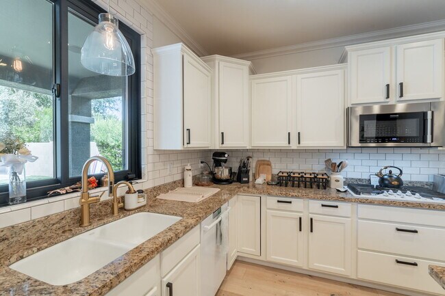 Building Photo - 3852 E Comstock Dr
