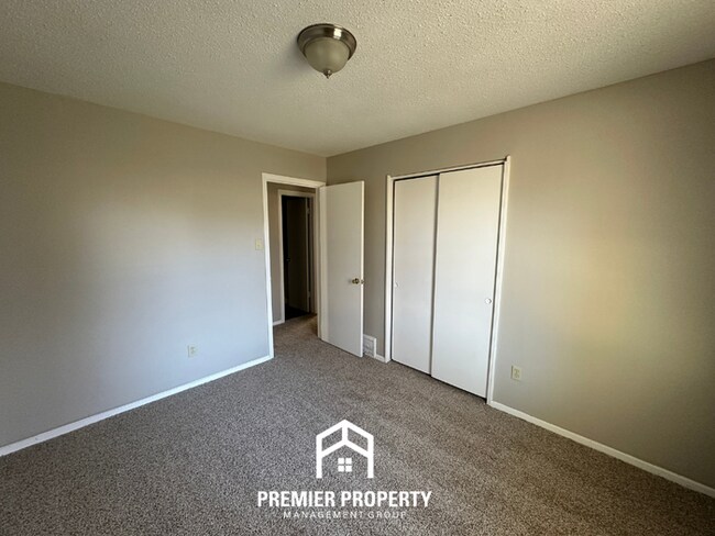 Building Photo - Charming 3BR/2BA Memphis Home w/ Vaulted Ceilings, Fireplace & Fenced Backyard