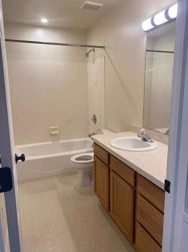 Building Photo - One Bedroom near Utah Valley Hospital, Provo Recreation Center, and BYU! | Available August 25th