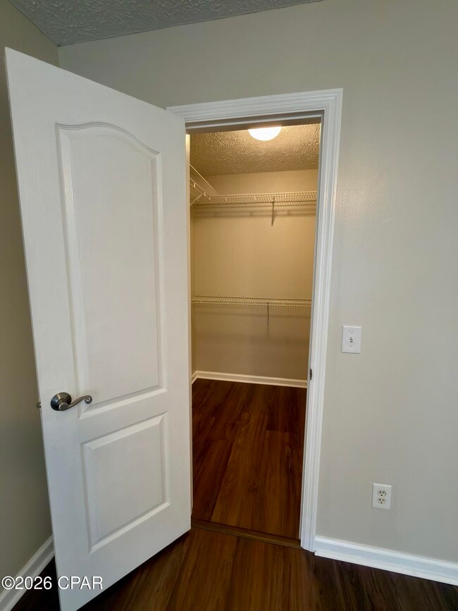 Building Photo - 425 Dolphin Dr