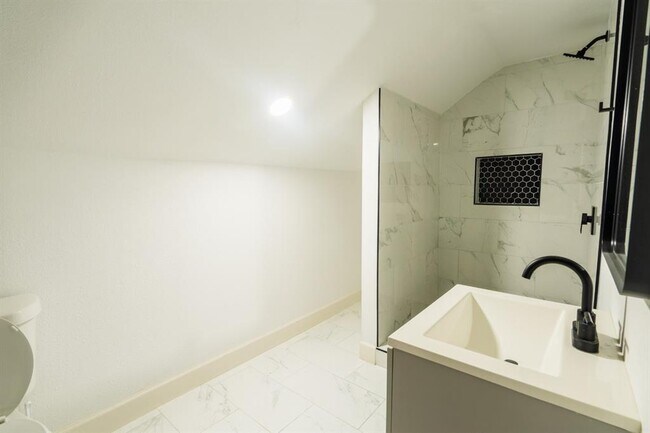 Building Photo - 1402 Bayou Shore Dr