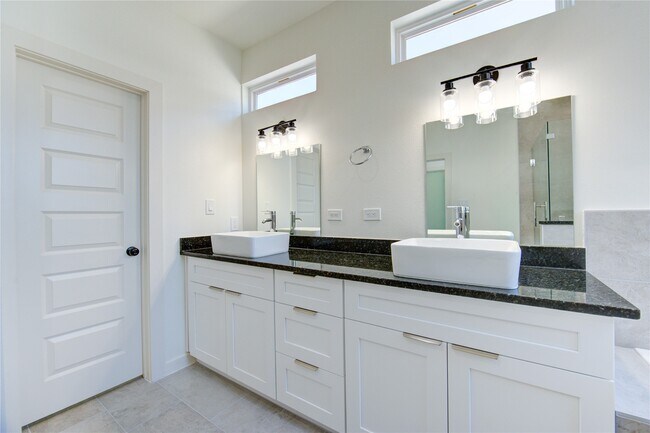 Building Photo - 2919 El Fenice Ln