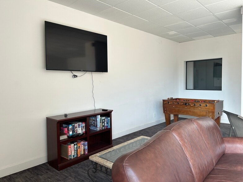 Building Photo - 410 W 7th St