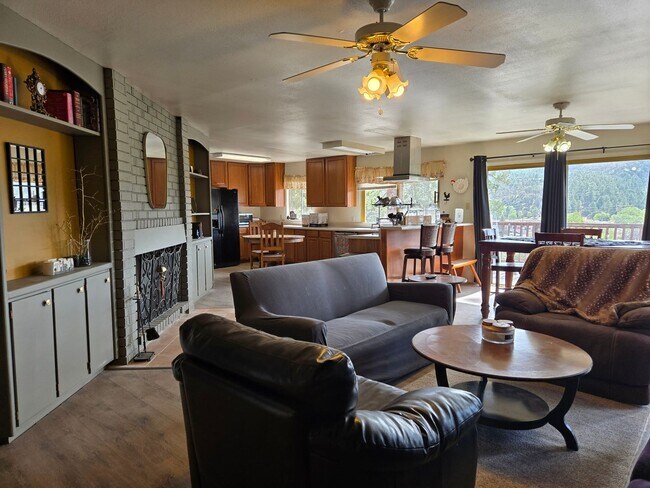 Building Photo - Furnished Four Bedroom Home With Sierra Bl...