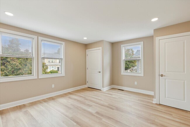 Building Photo - 327 E 10th Ave