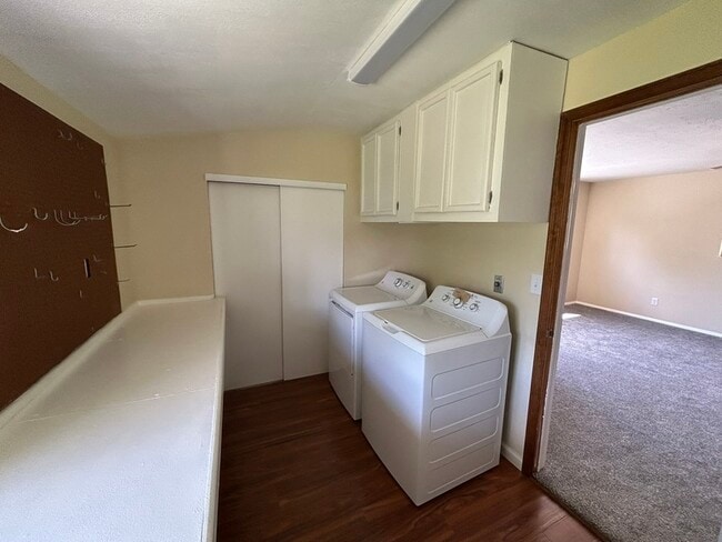Building Photo - 718 Brassie Dr