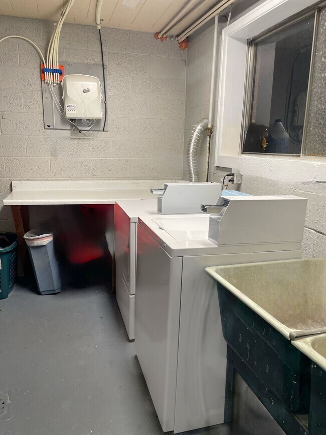 Building Photo - Renovated 2 Bedroom in Bellevue with Priva...