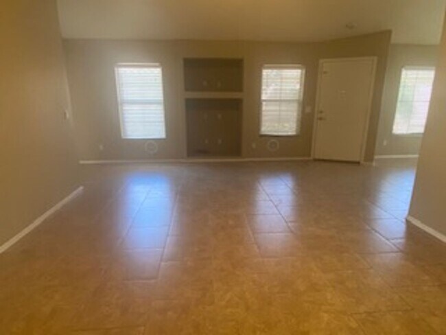 Building Photo - BEAUTIFUL SINGLE LEVEL 3 BEDROOM HOME IN PRIME GILBERT LOCATION.