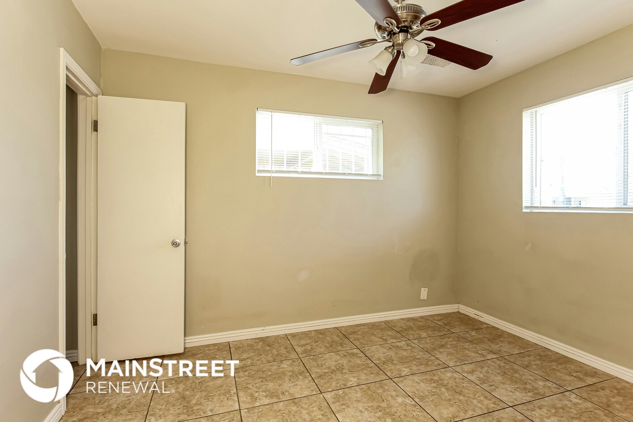 Building Photo - 2325 W Pinchot Ave