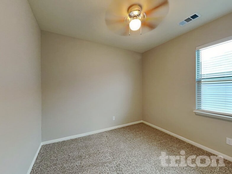 Building Photo - 125 Bush Dr