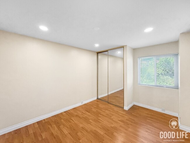 Building Photo - Peaceful and Spacious 3B/3BA condo with La...