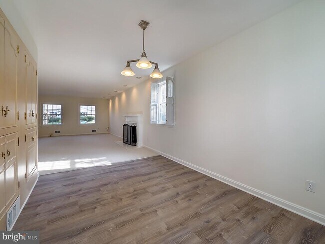 Building Photo - 2702 Navarre Dr