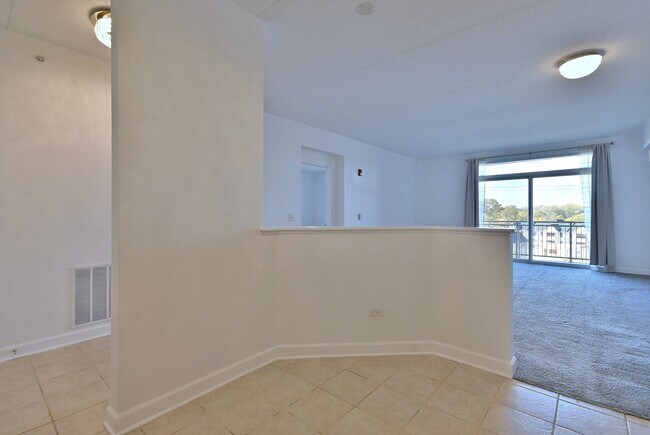 Building Photo - Bright & Spacious Condo in Great Location!