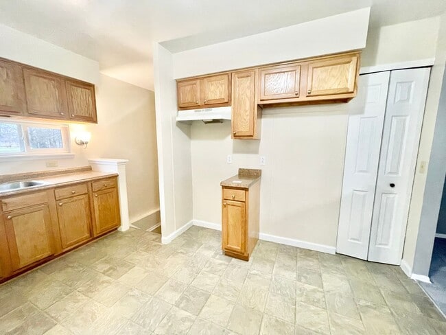 Building Photo - 3 Bed -1 Bath Single Family in Elyria