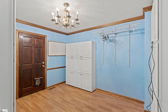 Building Photo - 405 Creek Dr