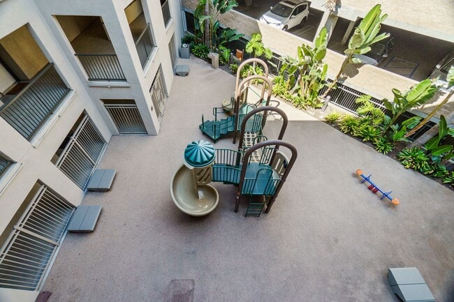 Building Photo - Stylish 2-Bedroom Condo with Resort Amenit...