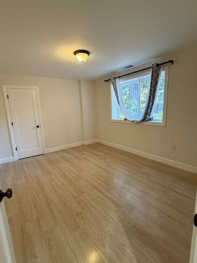 Building Photo - Redwood City Hillside Retreat – 4BR, 3BA w...