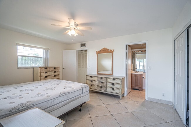Building Photo - 467 Saxony Way