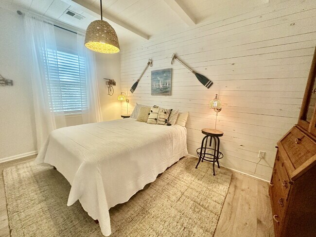 Building Photo - Beautifully Updated Elegant two Bedroom Ho...