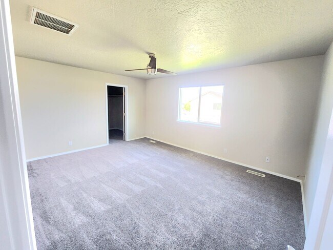 Building Photo - Move In Special- $500.00