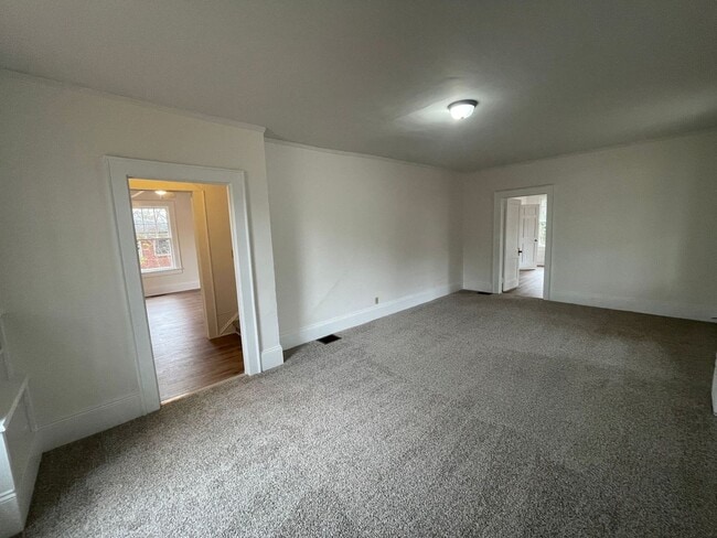 Building Photo - 4 bedroom 2 bathroom house available!   Freshly Painted-New Flooring