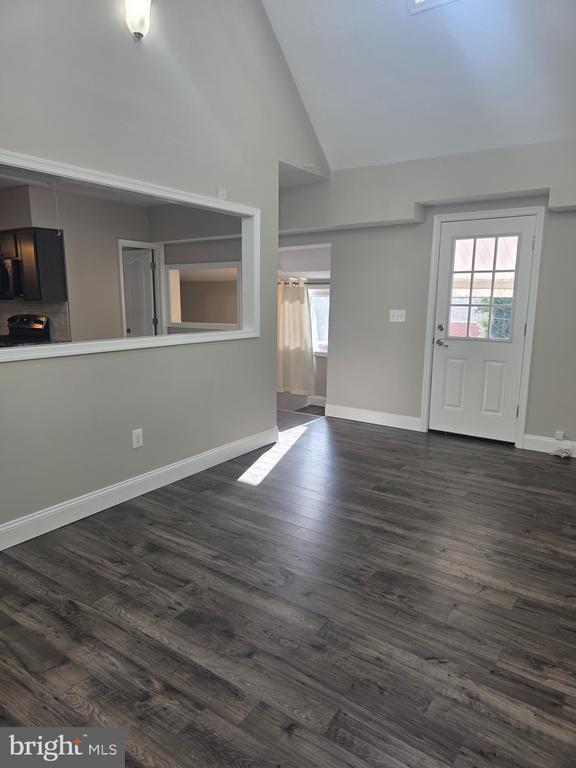 Building Photo - 320 Main St