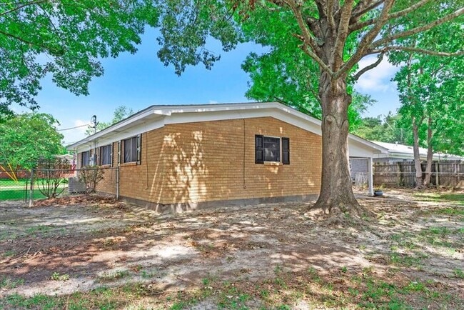 Building Photo - 122 Clarence Dr