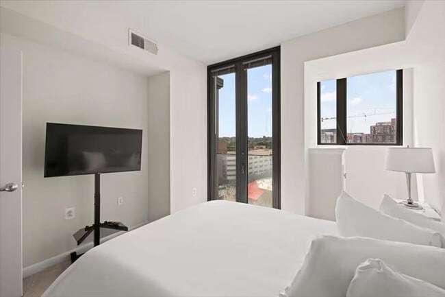 Building Photo - 1405 S Fern St