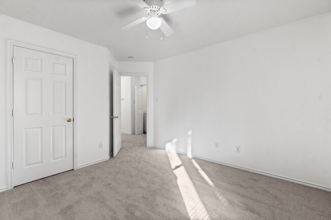 Building Photo - 122 S Walden Elms Cir