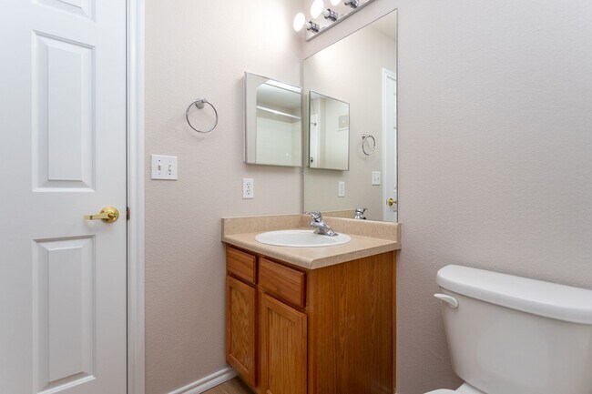 Building Photo - Delightful Condo in gated community!!