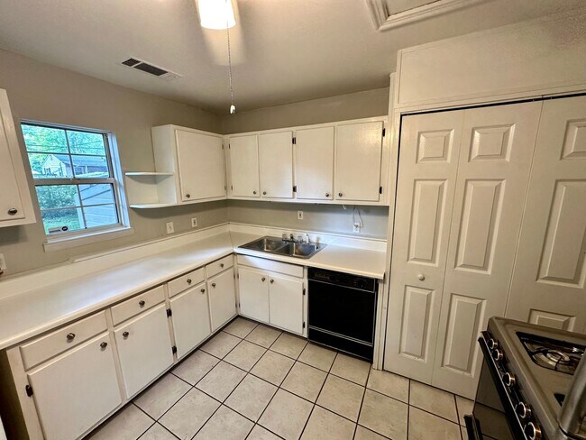 Building Photo - Charming Cottage situated on a nice lot in...