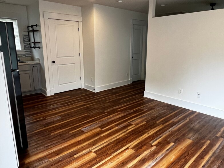 Building Photo - 116 Daisy Ln