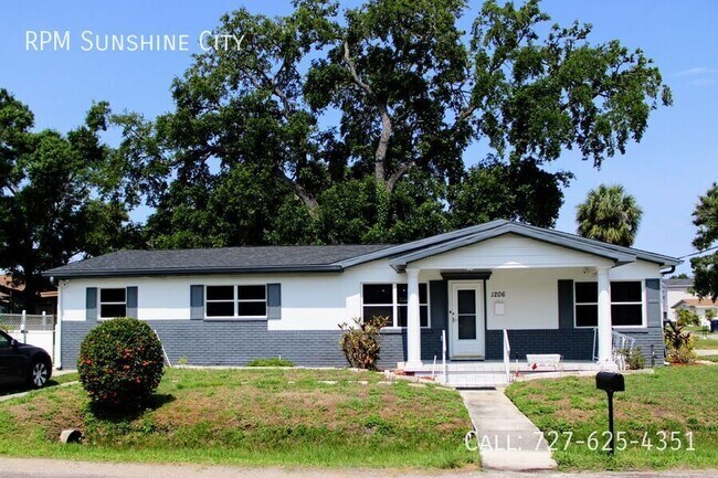 Primary Photo - 1206 N Oregon Ave