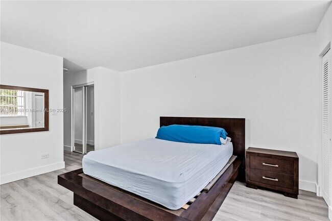 Building Photo - 445 NE 195th St