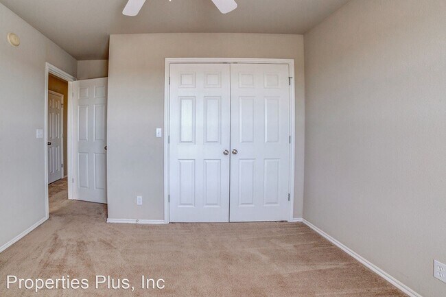 Building Photo - 943-943 Hamilton Falls